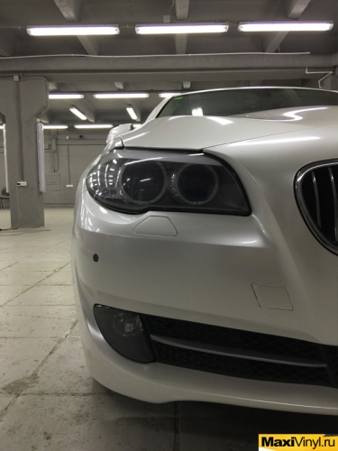 Полная оклейка BMW 5-ой серии пленкой белый перламутр